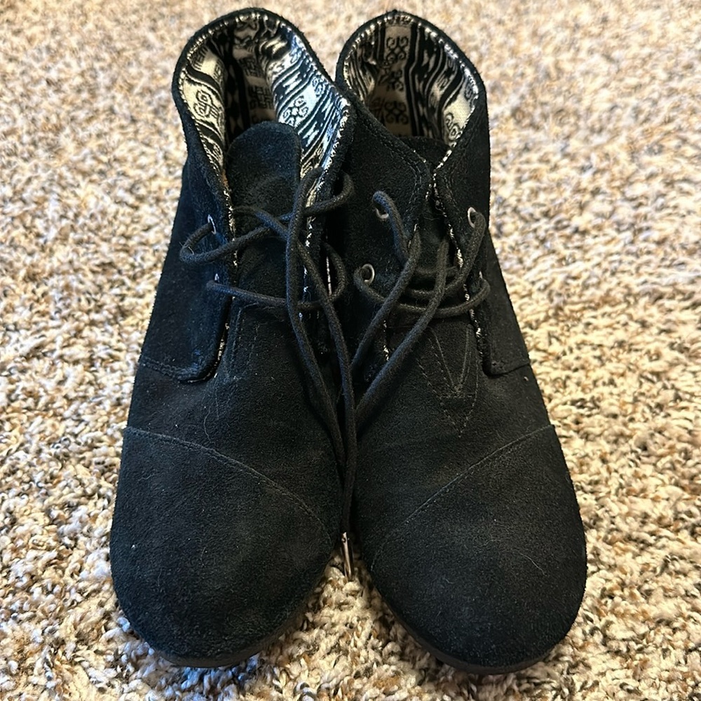 TOMS black wedges